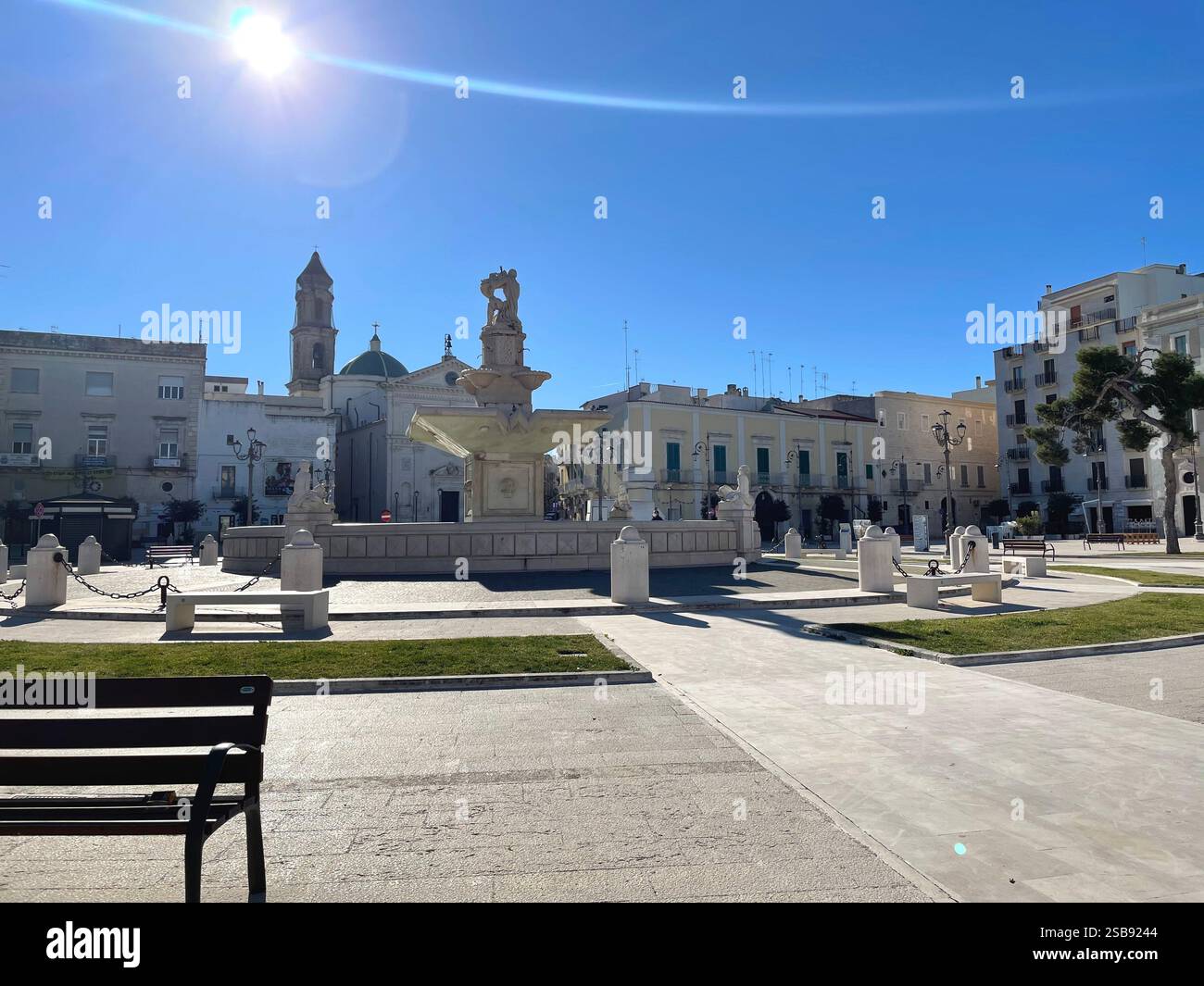 Mola di Bari, Italia. Vista su Piazza XX settembre, con la fontana-monumento al centro. - Immagine stock catturata con smartphone