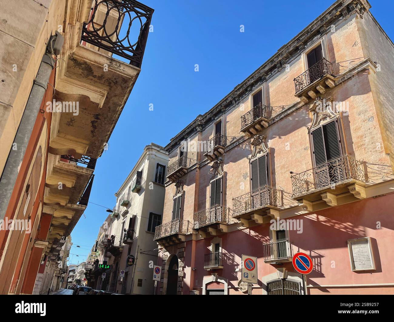 Vecchi edifici nel centro storico di Mola di Bari - Immagine stock catturata con smartphone