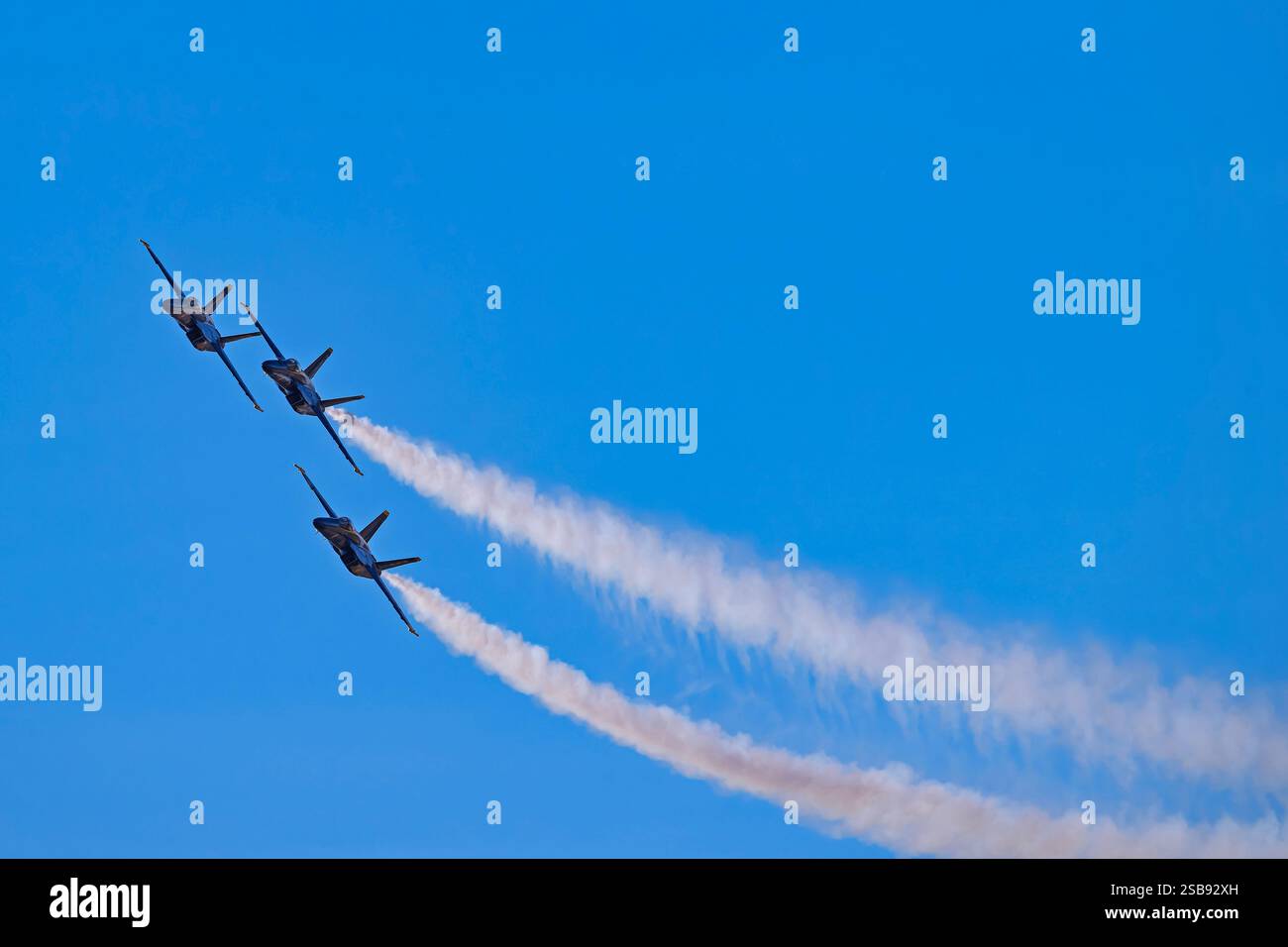 NAF EL Centro 2-1-2025 El Centro, CA USA i Blue Angels della Marina degli Stati Uniti effettuarono un volo di 3 navi presso la NAF El Centro preparandosi per l'Airshow Seaso del 2025 Foto Stock