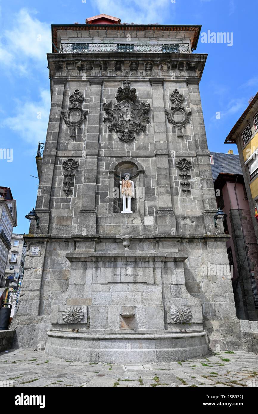 Fontana monumentale nella parte settentrionale di piazza Ribeira a Porto (Portogallo). E' alto tre piani, costruito negli anni '1780 e decorato con il suo stile Foto Stock