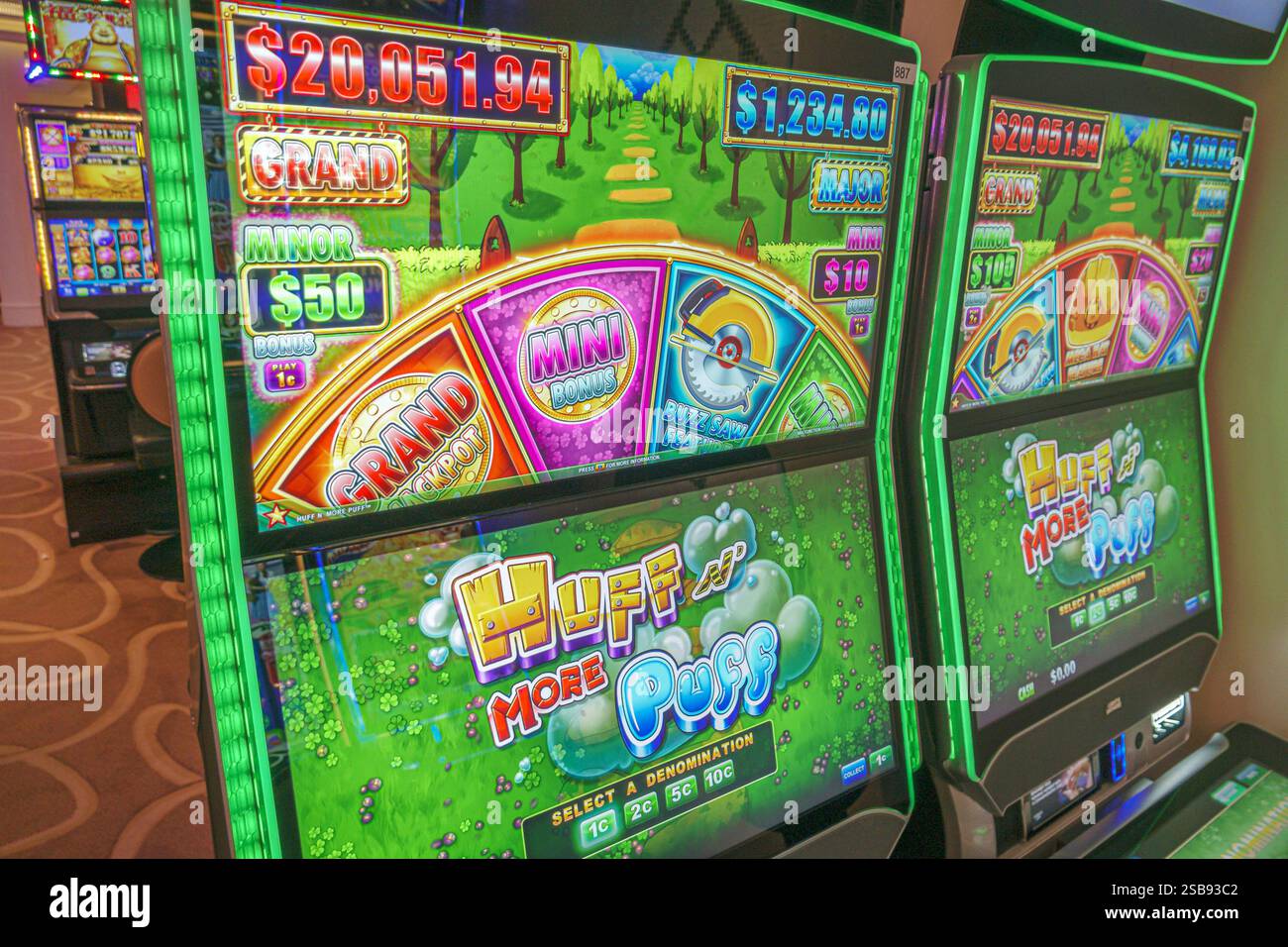 Miami Florida, nave da crociera norvegese NCL Breakaway Ship, itinerario di 11 giorni nel Mar dei Caraibi, a bordo interno, slot machine del casinò, intrattenimento con gioco d'azzardo Foto Stock