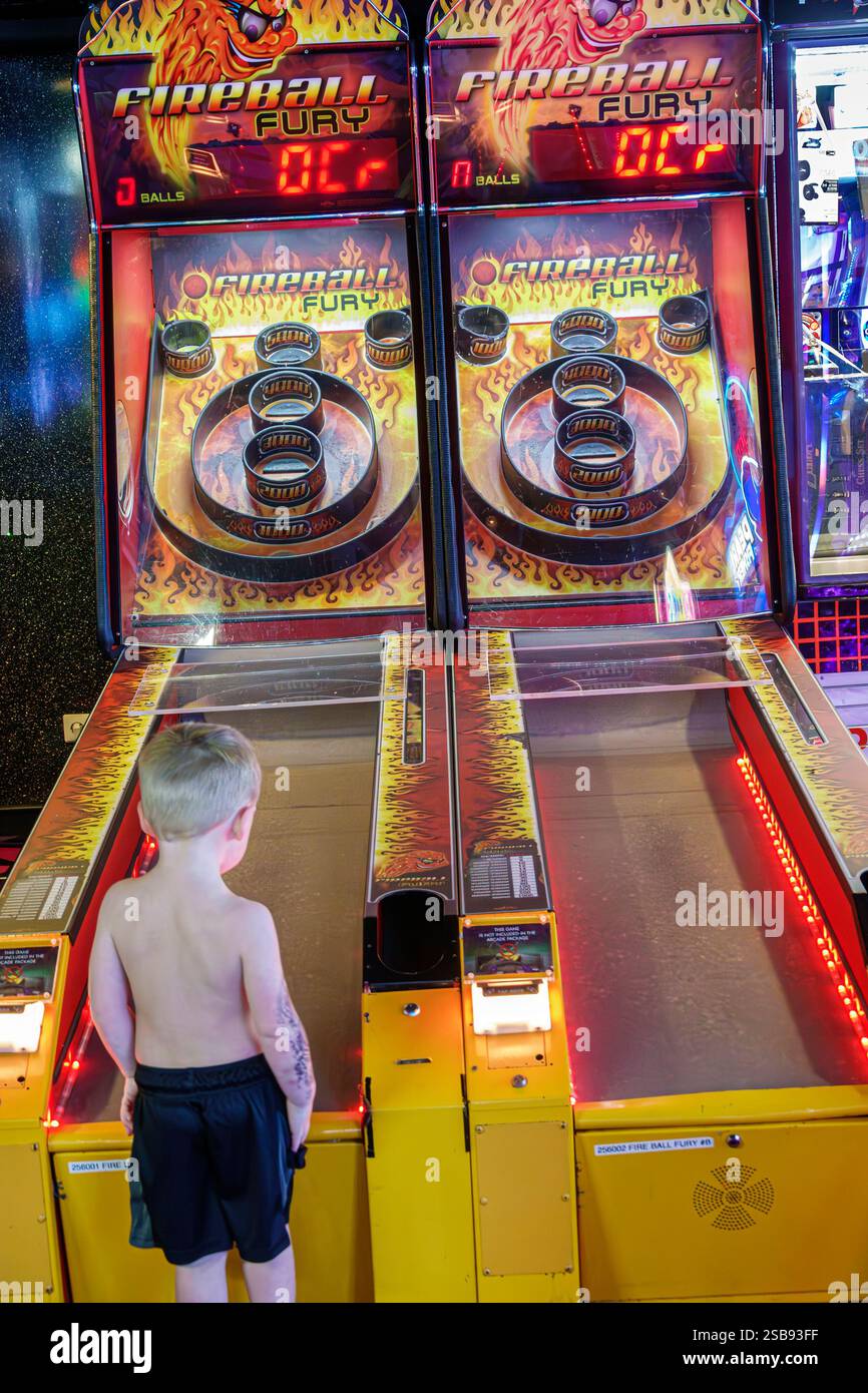 Miami, Florida, nave da crociera norvegese NCL Breakaway, itinerario di 11 giorni nel Mar dei Caraibi, a bordo interno, videogiochi, furia di fuoco, skee-ball gam Foto Stock