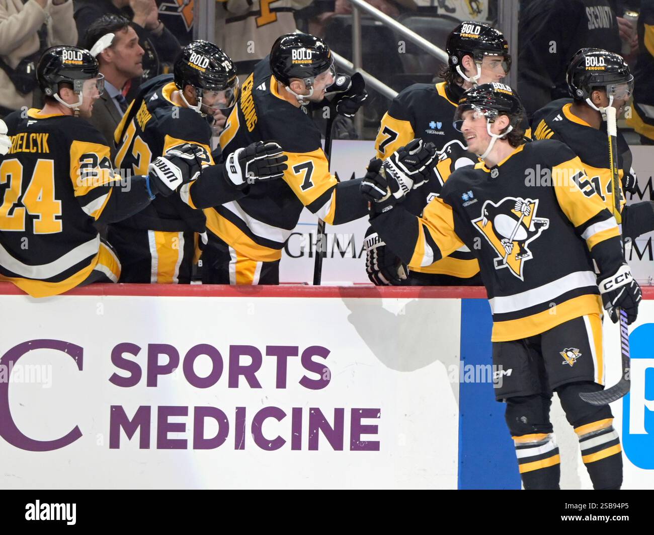 Pittsburgh, Stati Uniti. 1 febbraio 2025. Il centro dei Pittsburgh Penguins Philip Tomasino (53) celebra il suo gol nel primo periodo contro i Nashville Predators alla PPG Paints Arena di Pittsburgh, Pennsylvania, sabato 1 febbraio 2025. Foto di Archie Carpenter/UPI. Crediti: UPI/Alamy Live News Foto Stock