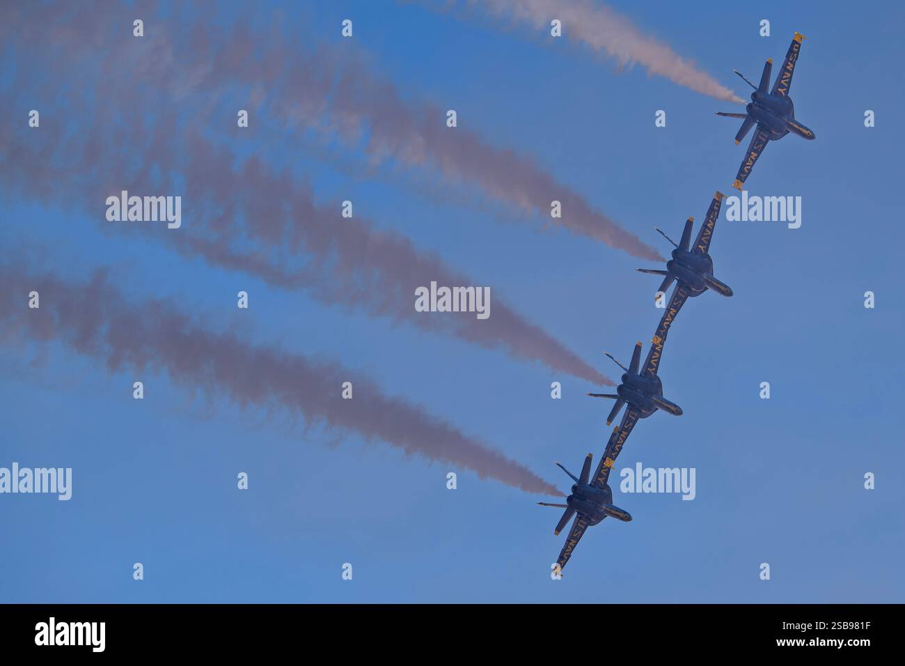 NAF EL Centro 2-1-2025 El Centro, CA USA i Blue Angels della Marina degli Stati Uniti effettuarono un volo di 4 navi presso la NAF El Centro preparandosi per l'Airshow Seaso del 2025 Foto Stock