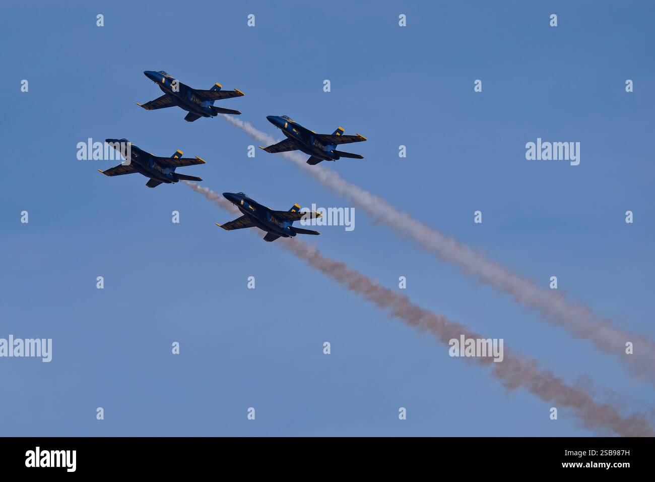 NAF EL Centro 2-1-2025 El Centro, CA USA i Blue Angels della Marina degli Stati Uniti effettuarono un volo di 4 navi presso la NAF El Centro preparandosi per l'Airshow Seaso del 2025 Foto Stock