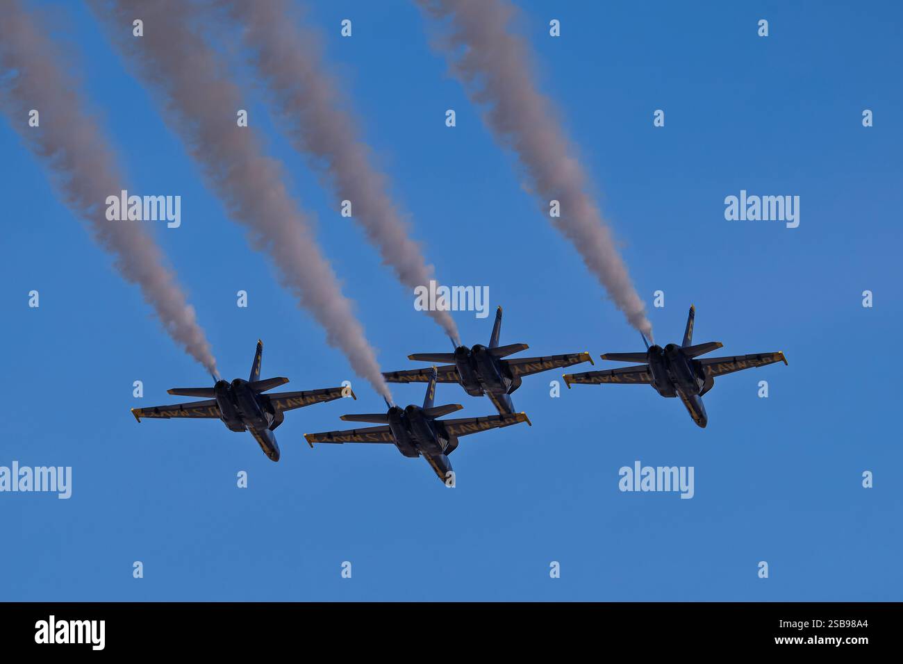 NAF EL Centro 2-1-2025 El Centro, CA USA i Blue Angels della Marina degli Stati Uniti effettuarono un volo di 4 navi presso la NAF El Centro preparandosi per l'Airshow Seaso del 2025 Foto Stock