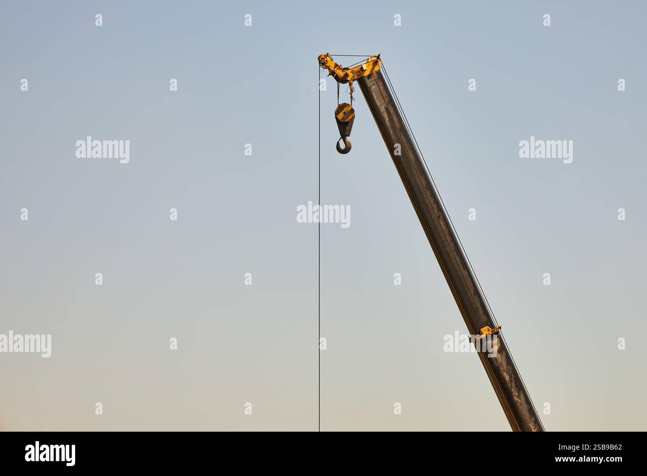 braccio gru, macchina utilizzata per spostare il sistema di materiali di un braccio, paranco, funi metalliche o catene e pulegge scanalate per sollevare e spostare oggetti pesanti, costr Foto Stock