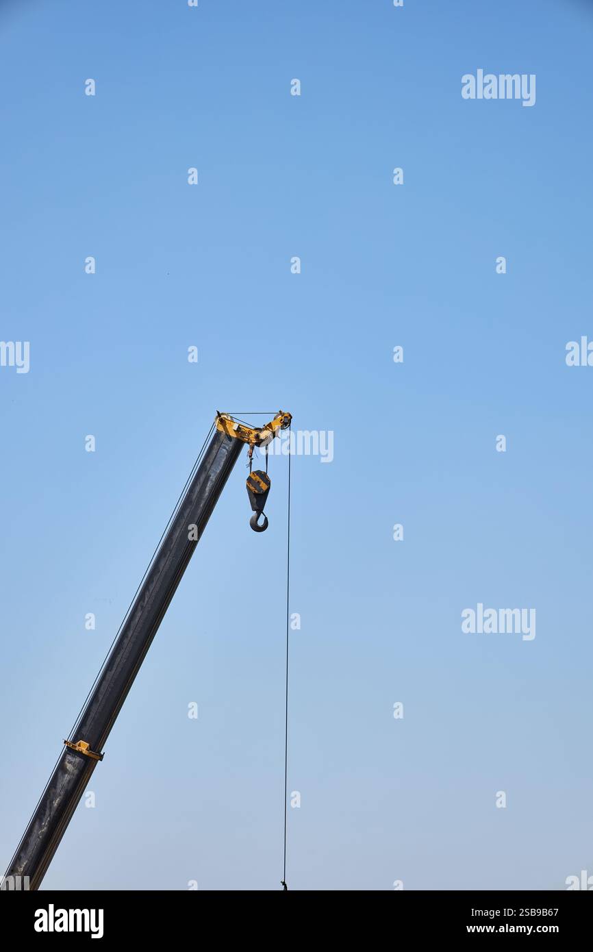 braccio gru, macchina utilizzata per spostare il sistema di materiali di un braccio, paranco, funi metalliche o catene e pulegge scanalate per sollevare e spostare oggetti pesanti, costr Foto Stock