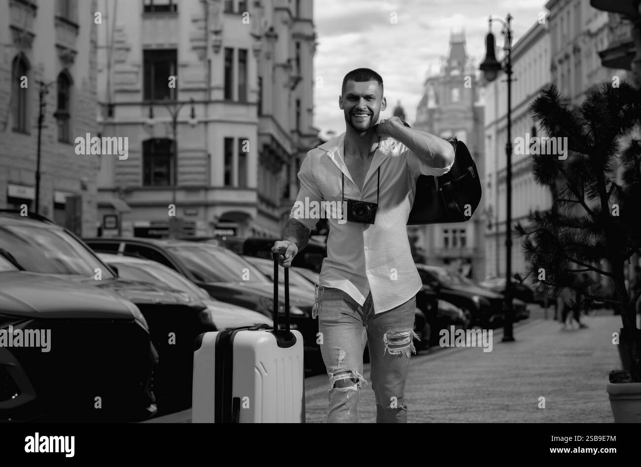 Studente viaggiatore o giovane turista. Viaggiatore turista in abiti casual con valigia. Un uomo viaggia all'estero durante i fine settimana. Concetto di viaggio. Europa, praga. Foto Stock