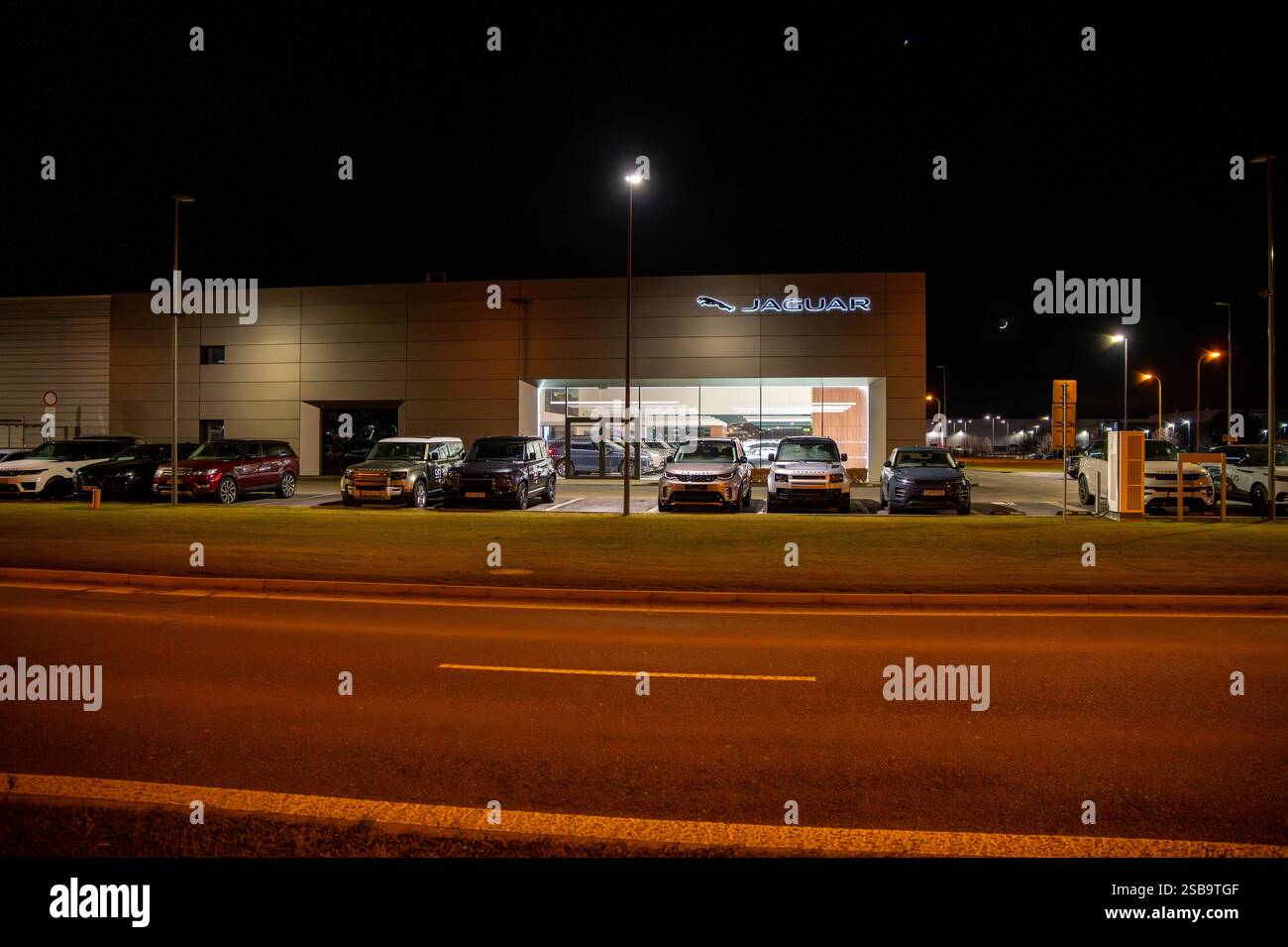 Nitra, Slovacchia - gennaio 31, 2025: Showroom Jaguar, Land Rover. Jaguar Land Rover è un'azienda automobilistica multinazionale britannica. Foto Stock
