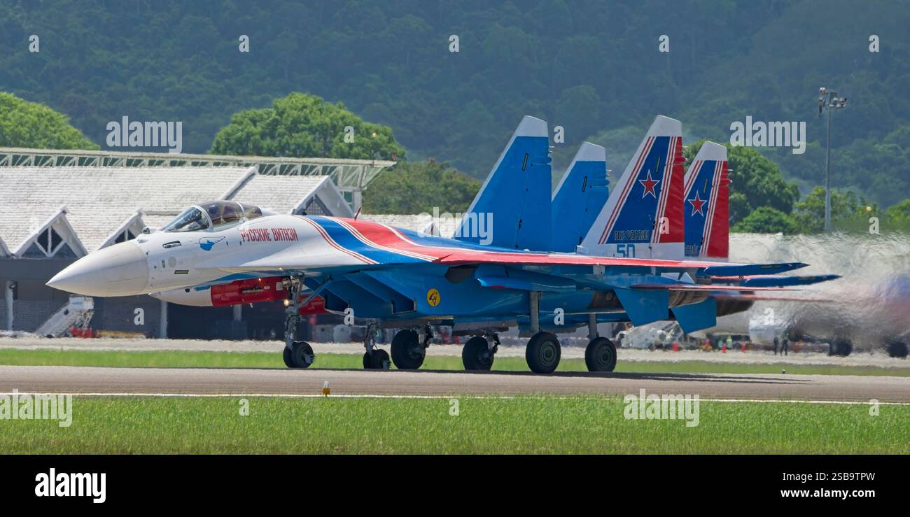 Squadra di dimostrazione acrobatica dell'Aeronautica militare russa, i Cavalieri russi con i loro Sukhoi su-35s. Foto Stock