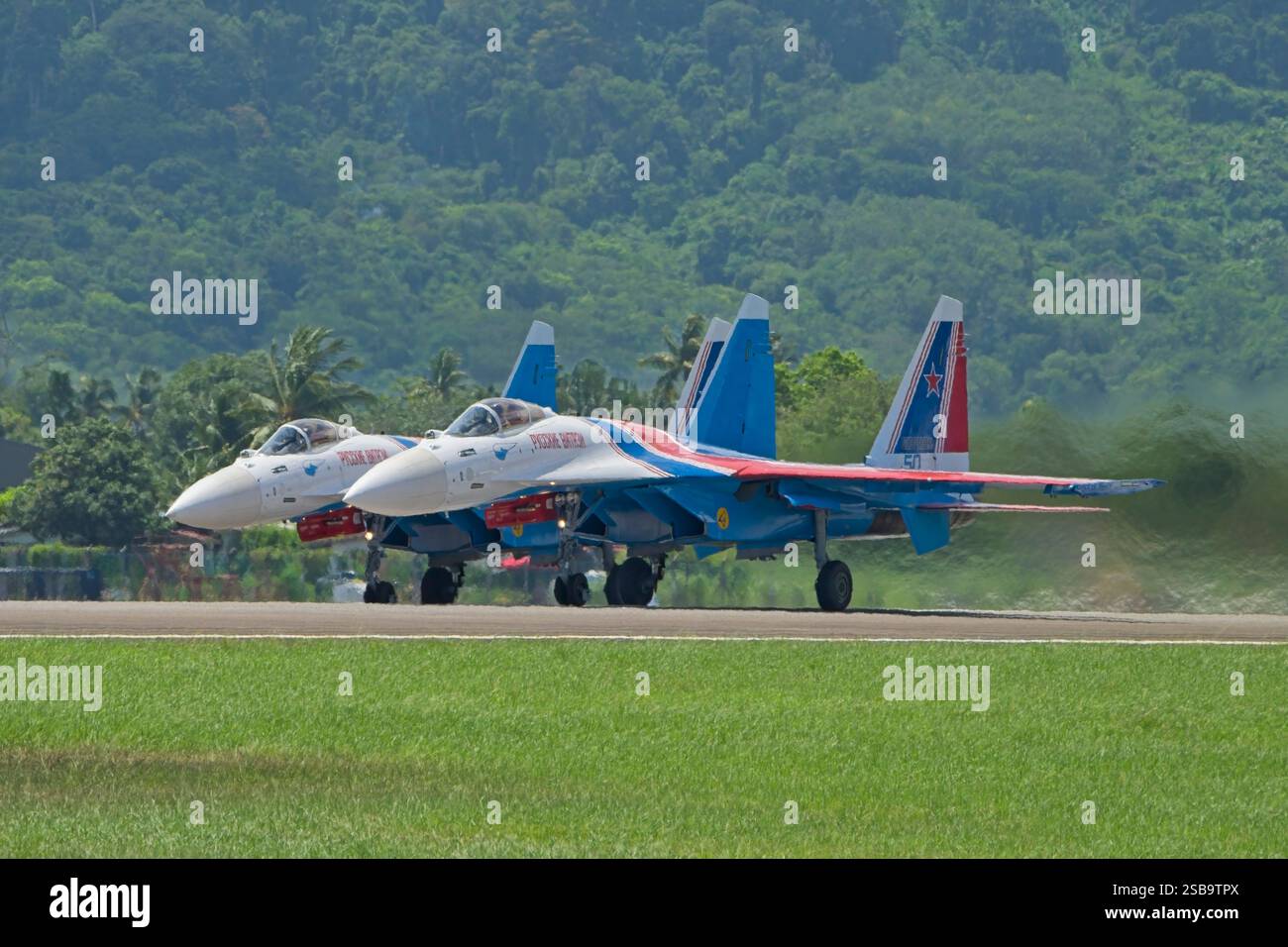Squadra di dimostrazione acrobatica dell'Aeronautica militare russa, i Cavalieri russi con i loro Sukhoi su-35s. Foto Stock