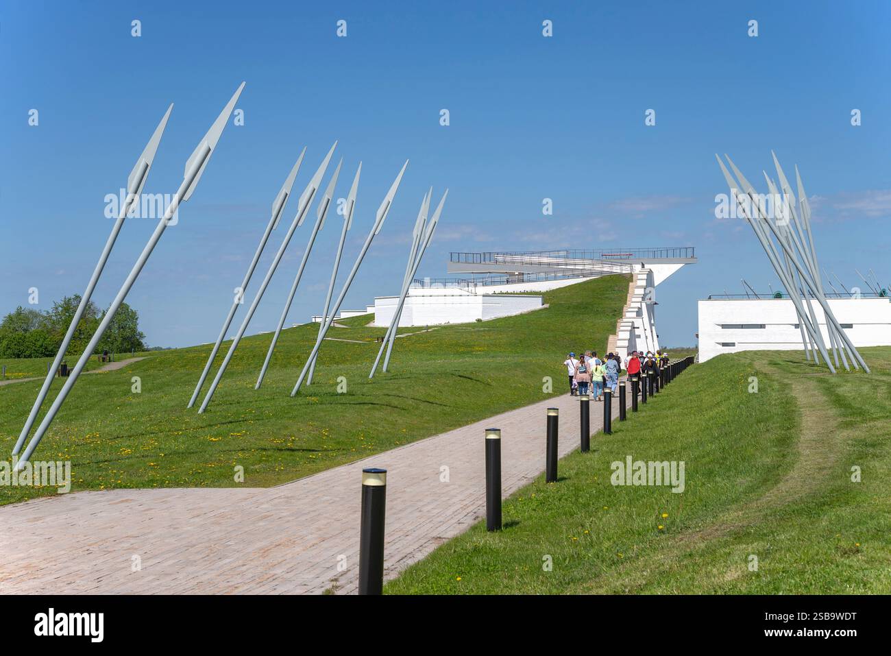 REGIONE DI TULA, RUSSIA - 21 MAGGIO 2024: Un gruppo di scolari cammina fino all'edificio del Museo del campo di Kulikovo. Regione di Tula Foto Stock