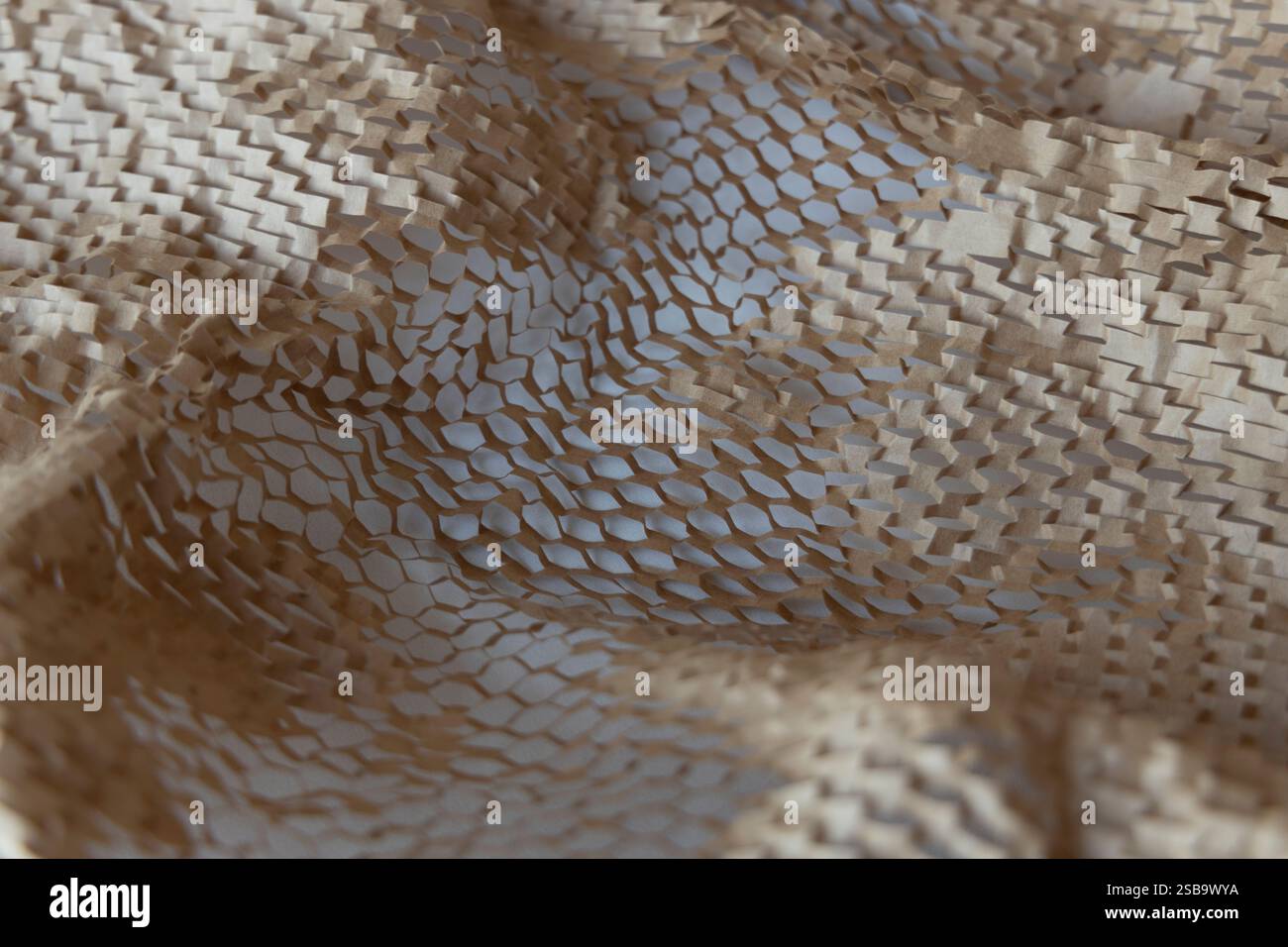 Carta ecocompatibile a nido d'ape forma esagonale realizzata in cartone riciclato carta marrone artigianale per imballaggio protettivo. Foto Stock