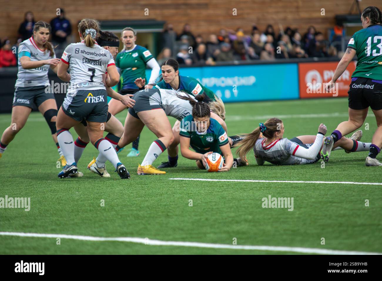 Londra, Regno Unito, 1 febbraio 2025. Ealing Trailfinders scrum Half Caity Mattinson (con palla) è placcato contro Saracens, Premiership Women's Rugby al Trailfinders Sports Club, Londra. Alex Williams / Alamy Live News Foto Stock
