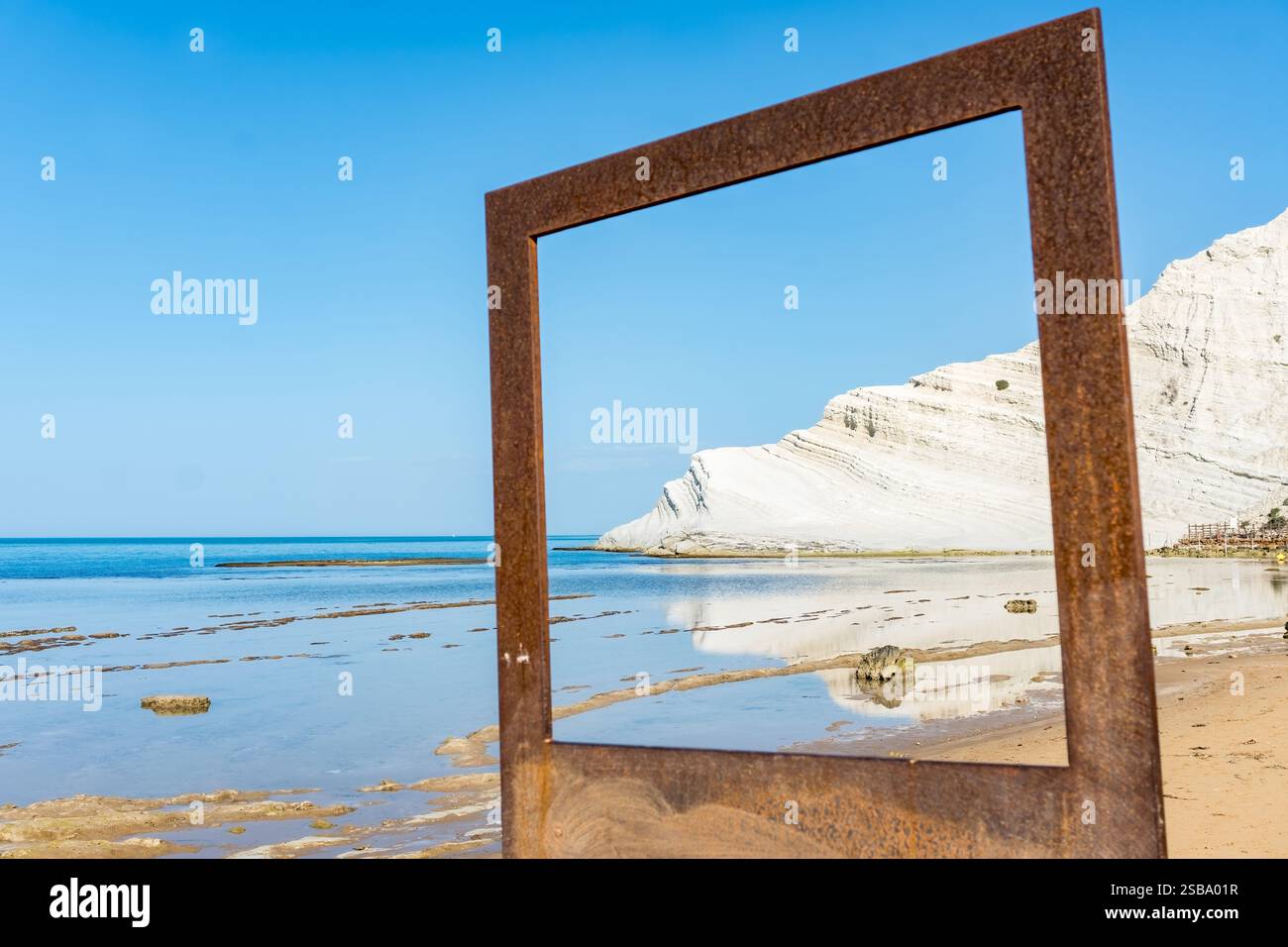 Sicilia, Italia - 11 maggio 2022: La bellissima e bianca scala turca durante una giornata di sole Foto Stock