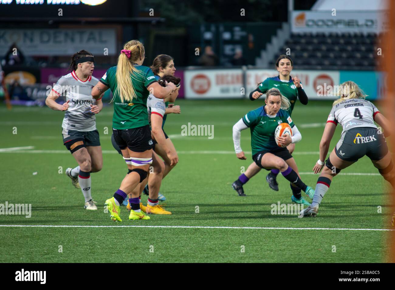 Londra, Regno Unito, 1 febbraio 2025. Chloe Rollie (con palla), la seconda fila dei Saraceni Rosie Galligan (numero 4), la Premiership Women's Rugby al Trailfinders Sports Club di Londra. Alex Williams / Alamy Live News Foto Stock