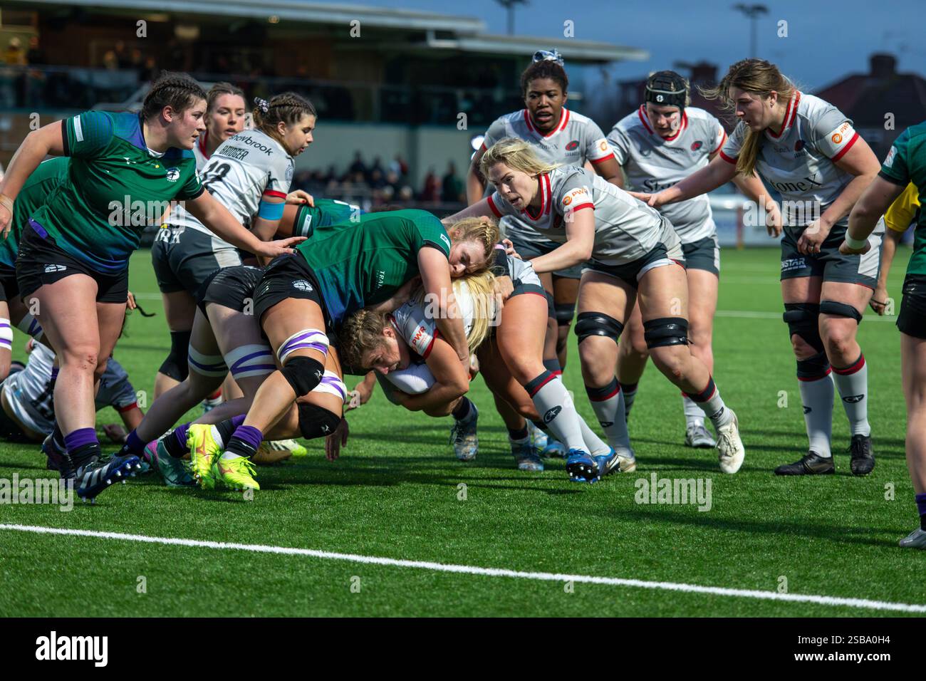 Londra, Regno Unito, 1 febbraio 2025. Le giocatrici di Ealing Trailfinders Cassandra Tuffnail (a sinistra) e Abi Burton (al centro) tentano di rallentare un altro attacco saraceno guidato da Rosie Galligan (con palla) , Premiership Women's Rugby al Trailfinders Sports Club, Londra. Alex Williams / Alamy Live News Foto Stock