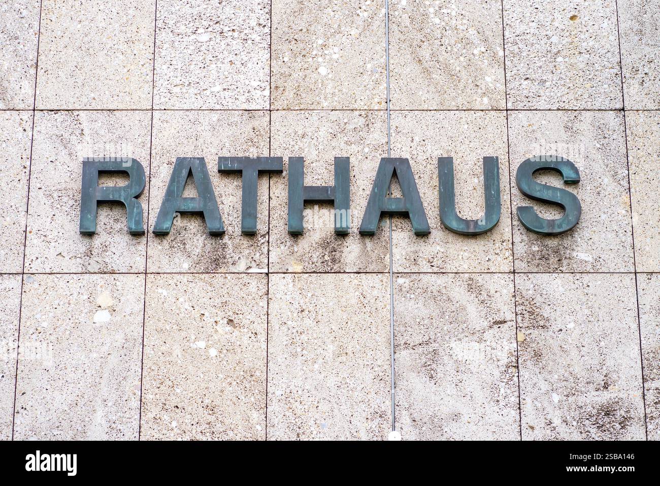 Vista del cartello del municipio su un muro di lettere in un austriaco Foto Stock