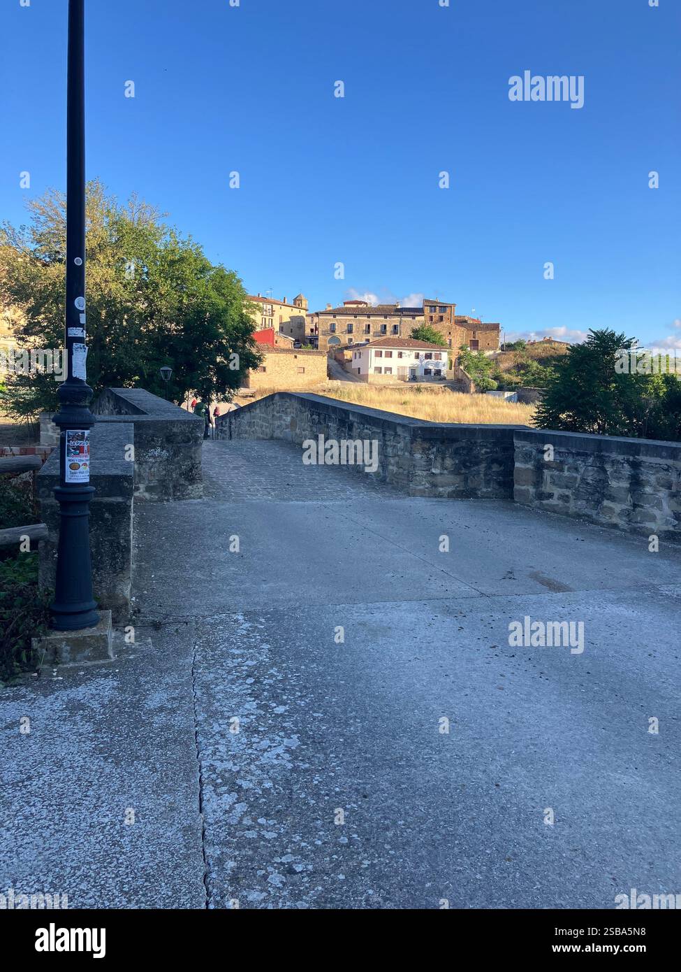 Torres del Rio, un piccolo villaggio medievale spagnolo sul Camino de Francés Foto Stock