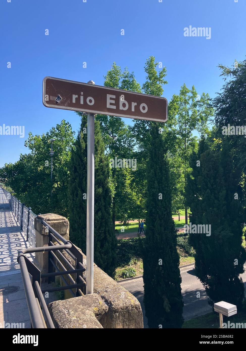 Rio Ebro, insegna del fiume Ebro a Logroño, Spagna Foto Stock