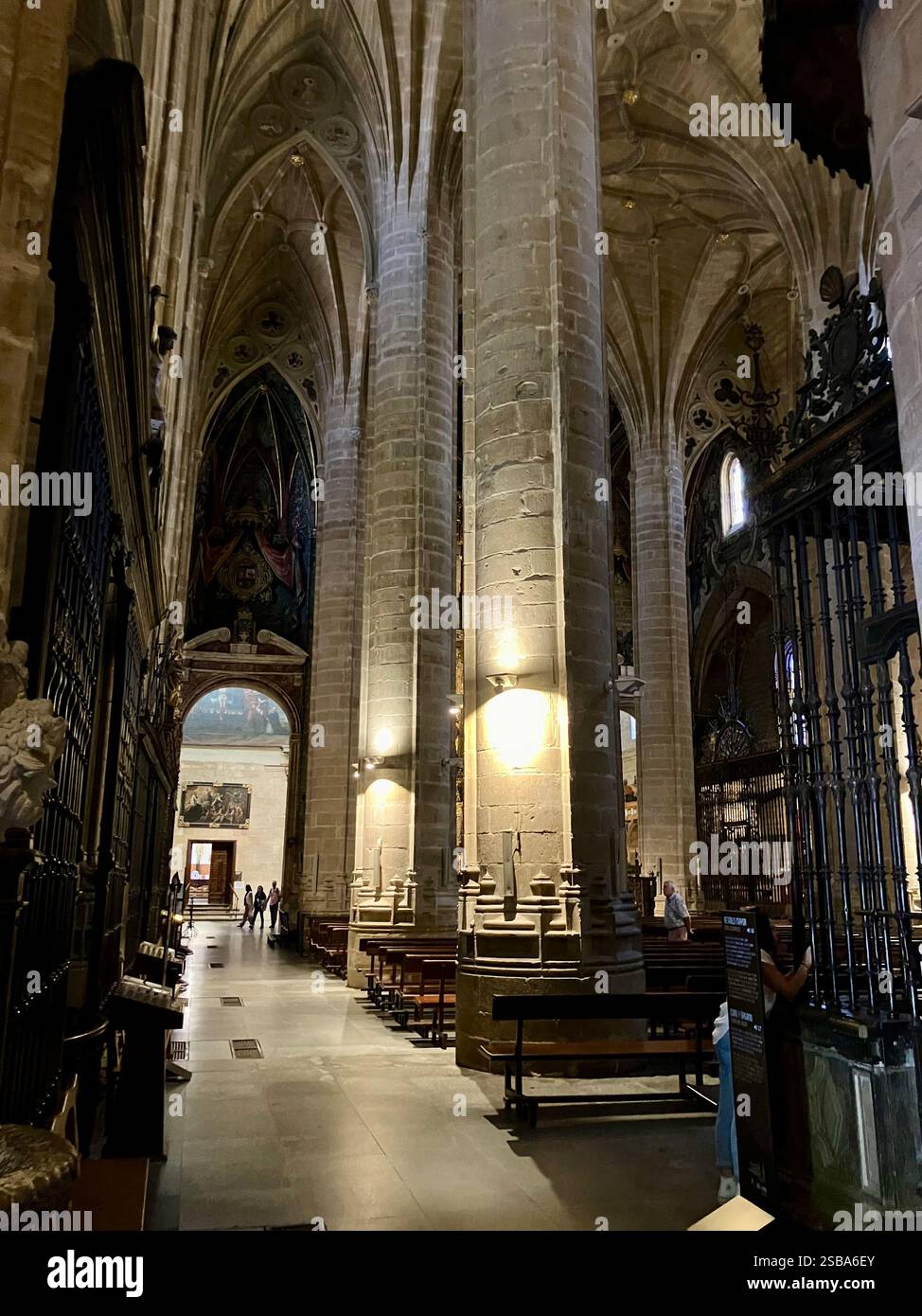 All'interno del Concatedral de Santa María de la Redonda. È una co-cattedrale della diocesi di Calahorra y la Calzada-Logroño - Immagine stock catturata con smartphone