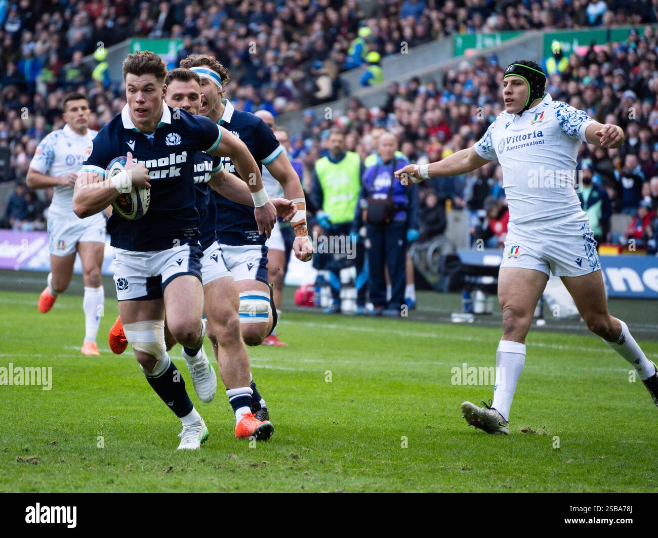 Edimburgo, Regno Unito. 1 febbraio 2024. 13) Huw Jones in azione durante la partita di rugby Scozia contro Italia 6 Nations al Murrayfield Stadium di Edimburgo, Scozia Edimburgo, Scozia, 1 febbraio 2025, (Sam Wardle/SPP) credito: SPP Sport Press Photo. /Alamy Live News Foto Stock