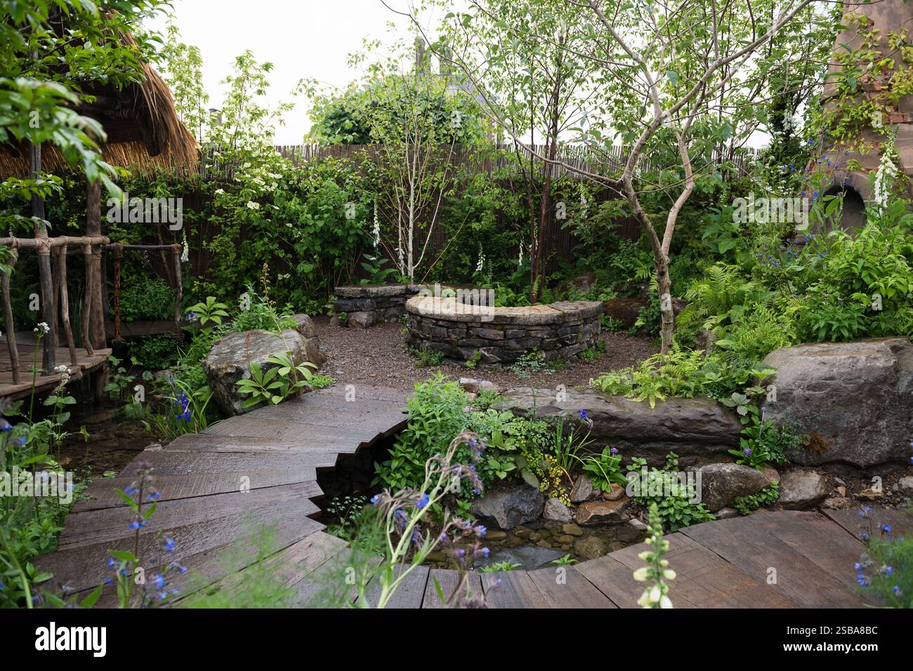 Burma Skincare Initiative Spirit of Partnership Garden progettato da Helen Olney RHS Chelsea Flower Show 2024, Gold Award, Best Sanctuary Garden Foto Stock