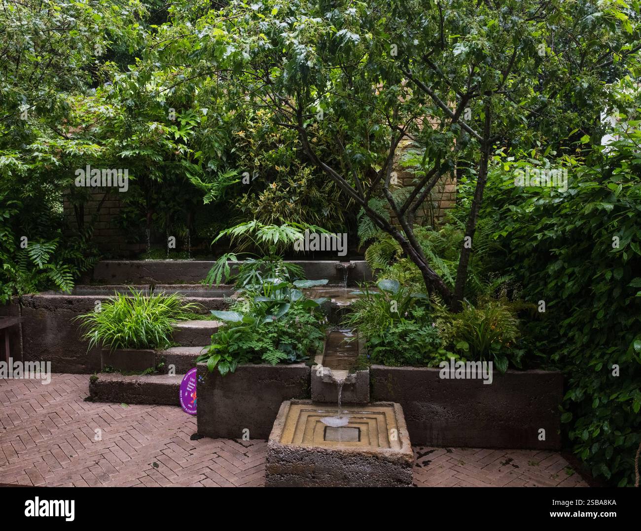 Il Giardino dell'ecoterapia progettato da Tom Bannister, RHS Chelsea Flower Show 2024 Foto Stock