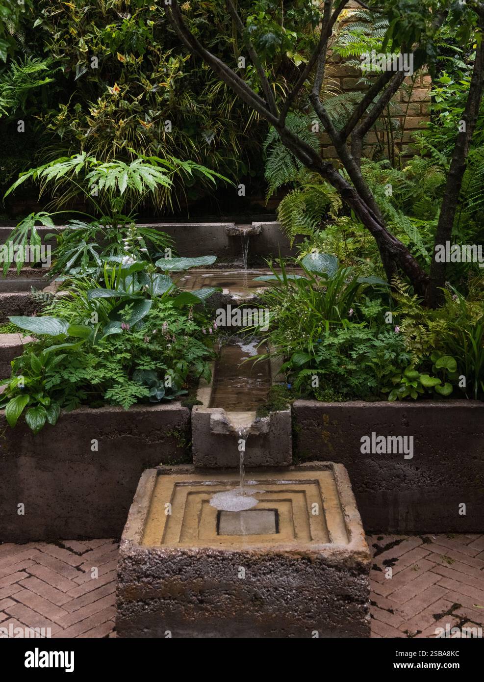 Il Giardino dell'ecoterapia progettato da Tom Bannister, RHS Chelsea Flower Show 2024 Foto Stock