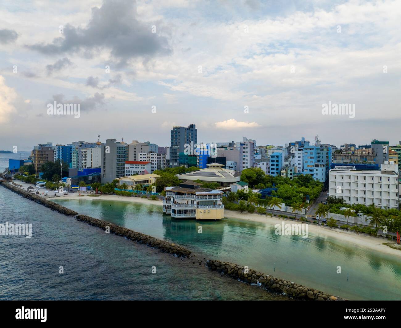 Incredibile paesaggio cittadino intorno alla città di Malé, la spiaggia di Sigma. Capitale delle Maldive. Foto Stock