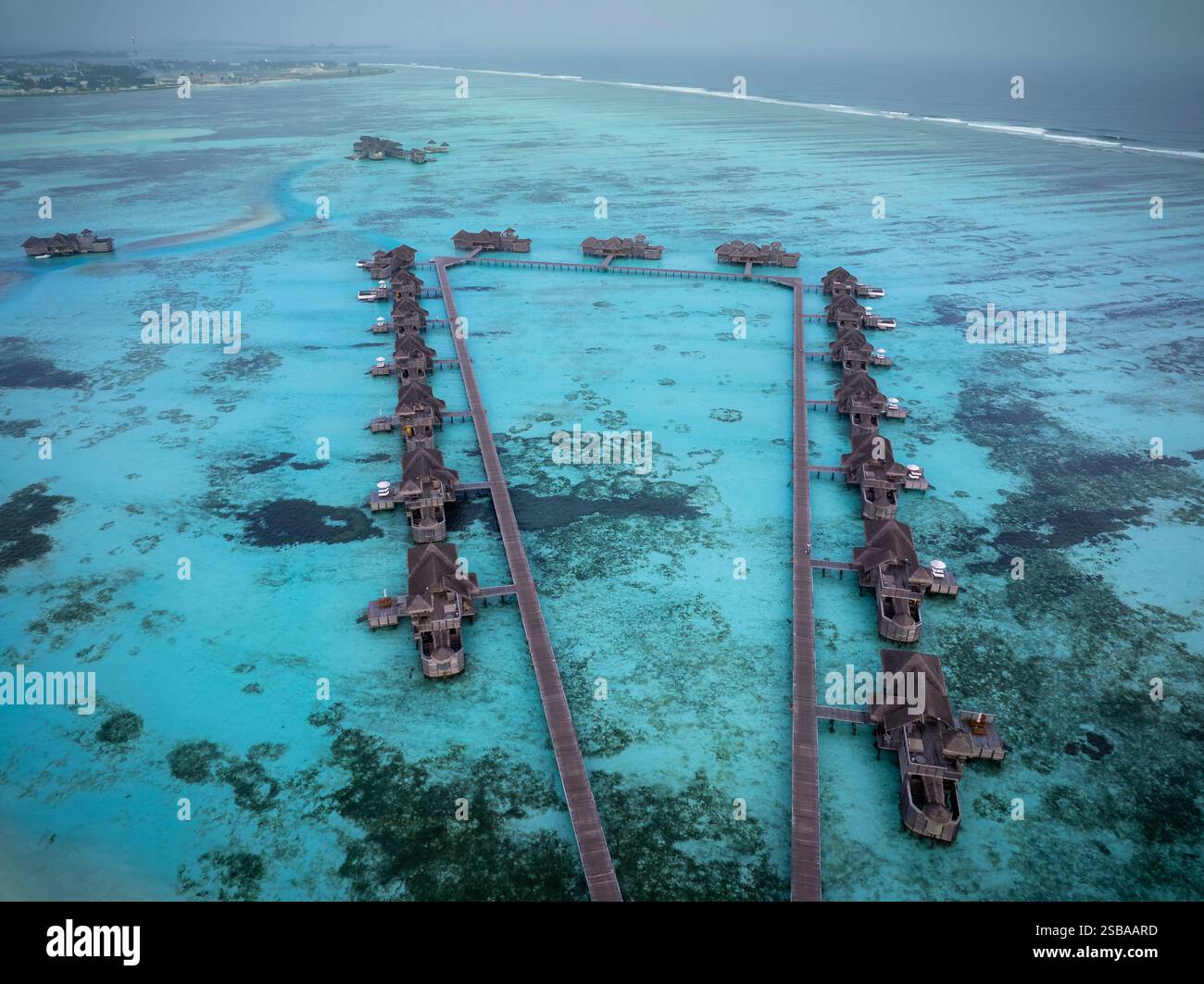 Famose ville bungalow sull'acqua nelle Isole Maldive. Acque cristalline nell'Oceano Indiano. Lagune incredibili con spiagge sabbiose. Foto Stock