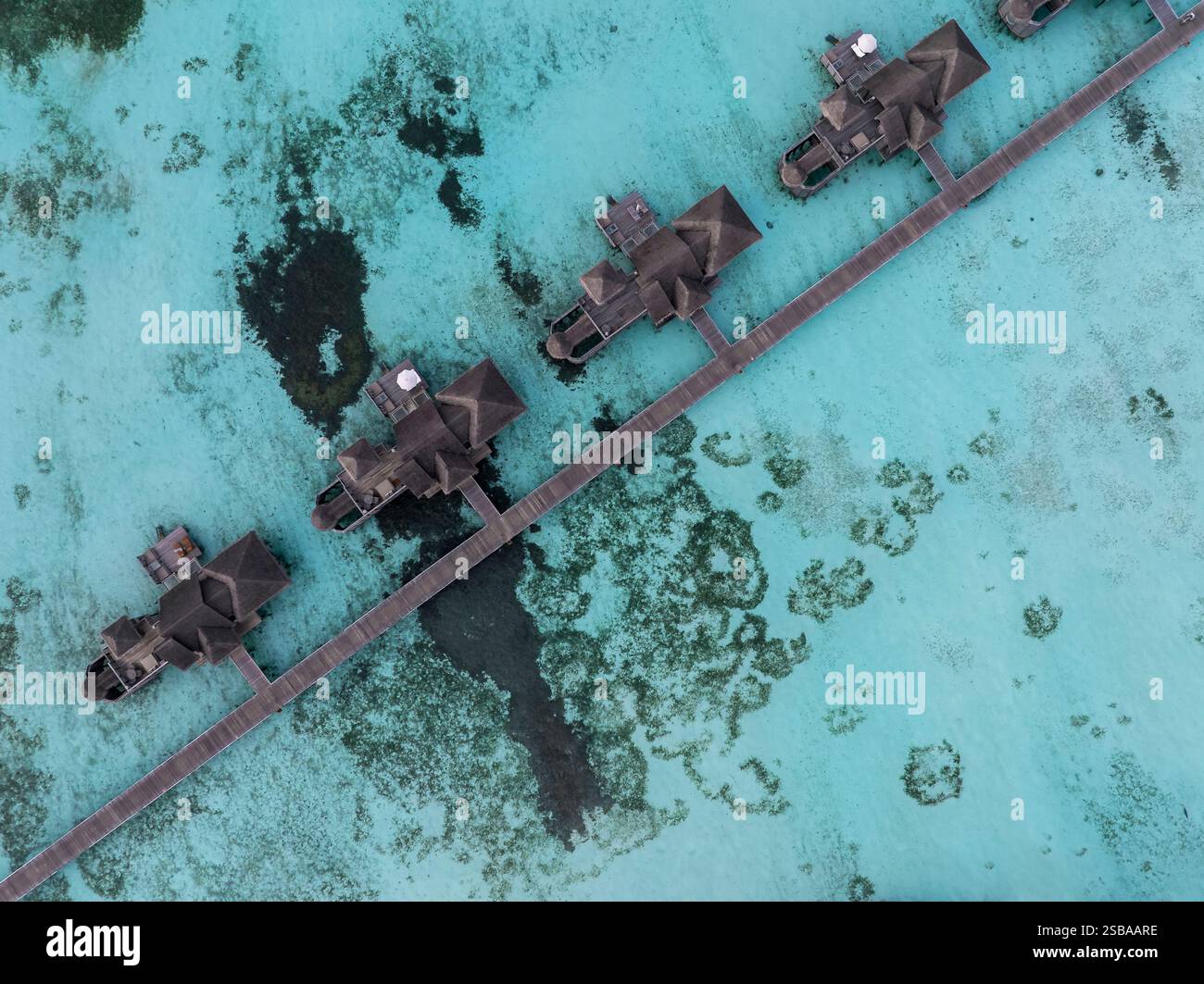 Famose ville bungalow sull'acqua nelle Isole Maldive. Acque cristalline nell'Oceano Indiano. Lagune incredibili con spiagge sabbiose. Foto Stock