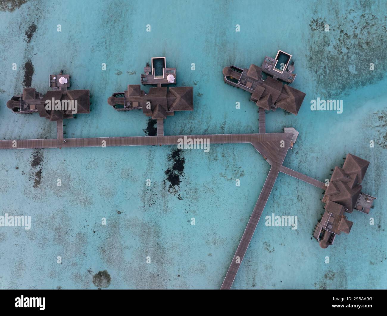 Famose ville bungalow sull'acqua nelle Isole Maldive. Acque cristalline nell'Oceano Indiano. Lagune incredibili con spiagge sabbiose. Foto Stock