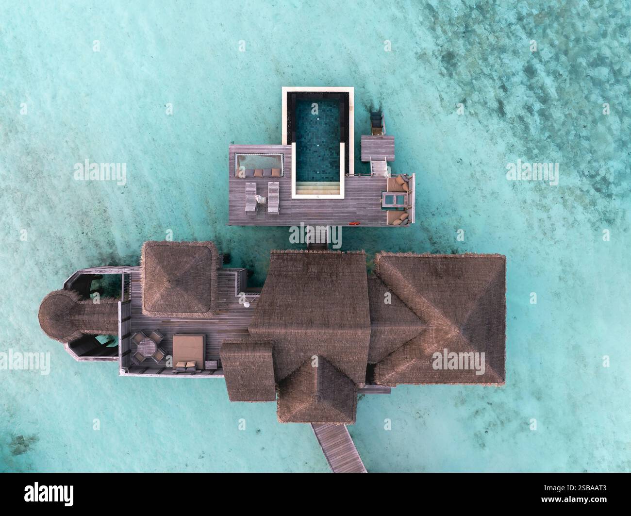 Famose ville bungalow sull'acqua nelle Isole Maldive. Acque cristalline nell'Oceano Indiano. Lagune incredibili con spiagge sabbiose. Foto Stock