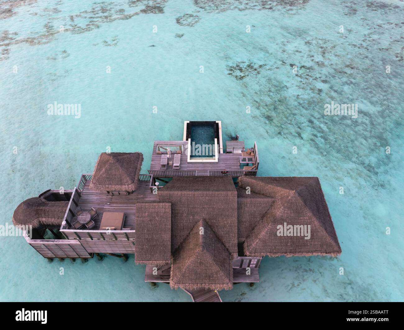 Famose ville bungalow sull'acqua nelle Isole Maldive. Acque cristalline nell'Oceano Indiano. Lagune incredibili con spiagge sabbiose. Foto Stock