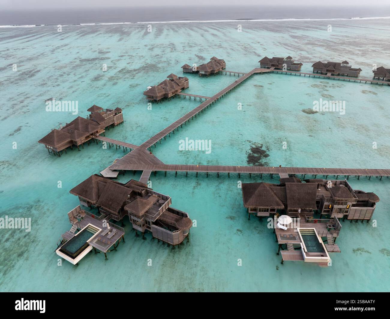 Famose ville bungalow sull'acqua nelle Isole Maldive. Acque cristalline nell'Oceano Indiano. Lagune incredibili con spiagge sabbiose. Foto Stock