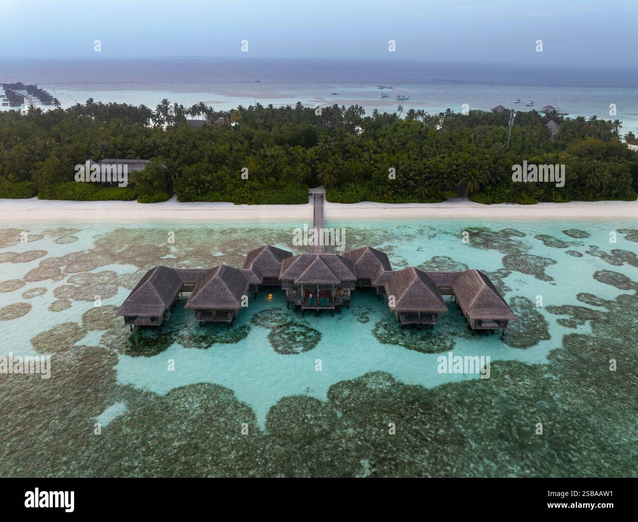 Famose ville bungalow sull'acqua nelle Isole Maldive. Acque cristalline nell'Oceano Indiano. Lagune incredibili con spiagge sabbiose. Foto Stock