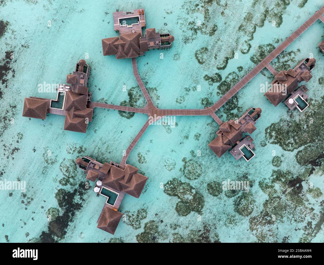 Famose ville bungalow sull'acqua nelle Isole Maldive. Acque cristalline nell'Oceano Indiano. Lagune incredibili con spiagge sabbiose. Foto Stock