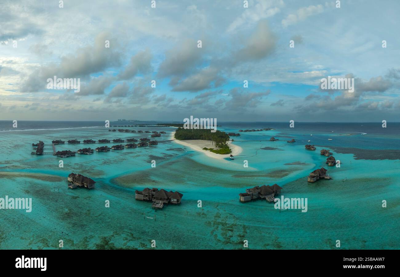 Famose ville bungalow sull'acqua nelle Isole Maldive. Acque cristalline nell'Oceano Indiano. Lagune incredibili con spiagge sabbiose. Foto Stock
