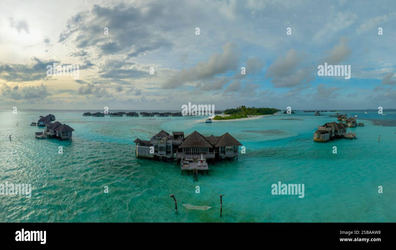 Famose ville bungalow sull'acqua nelle Isole Maldive. Acque cristalline nell'Oceano Indiano. Lagune incredibili con spiagge sabbiose. Foto Stock