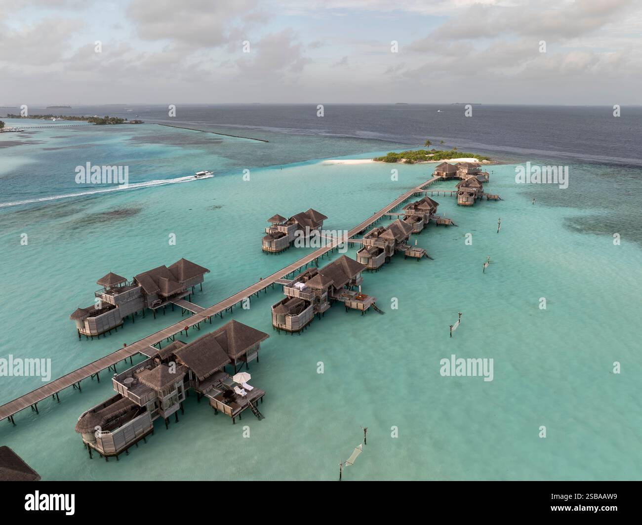 Famose ville bungalow sull'acqua nelle Isole Maldive. Acque cristalline nell'Oceano Indiano. Lagune incredibili con spiagge sabbiose. Foto Stock