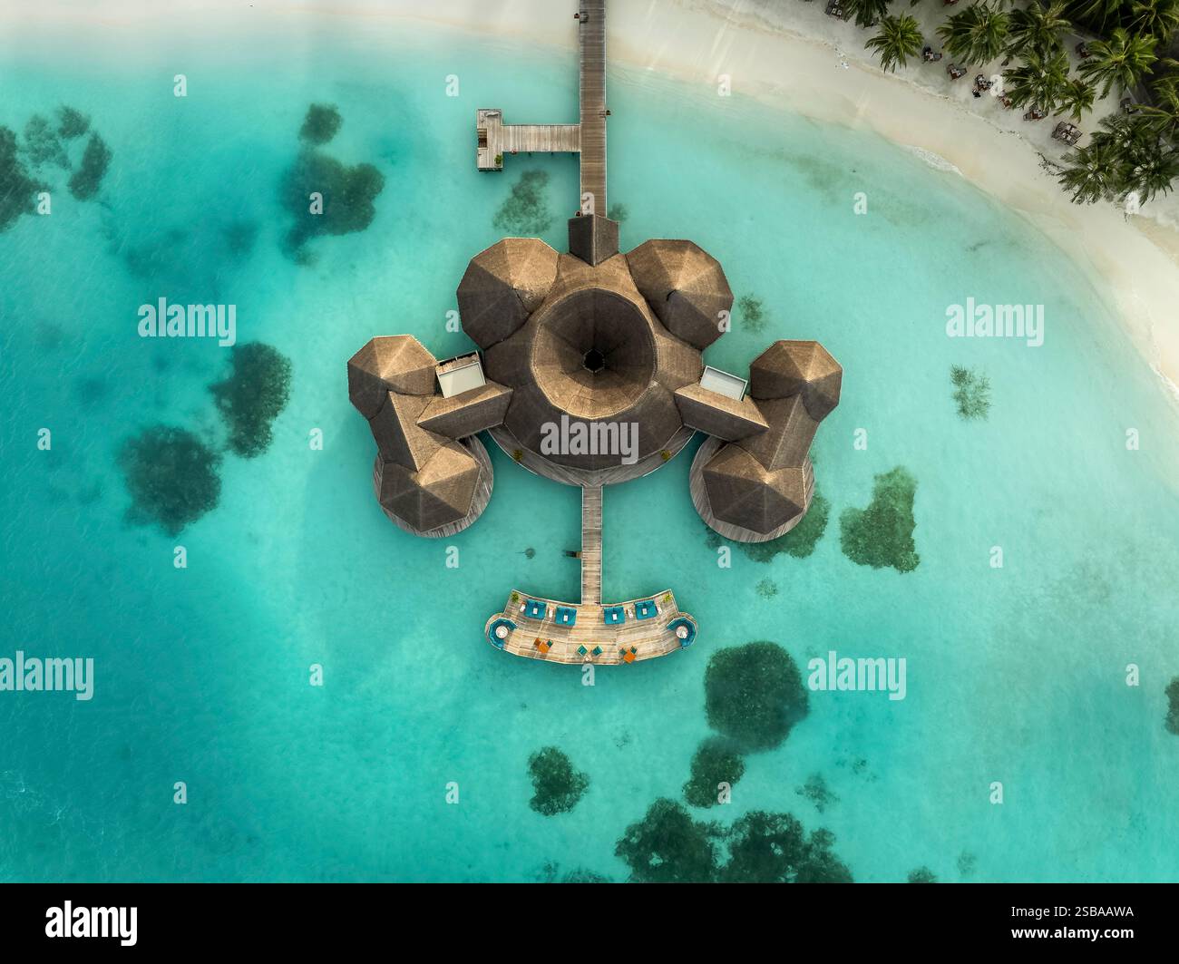 Famose ville bungalow sull'acqua nelle Isole Maldive. Acque cristalline nell'Oceano Indiano. Lagune incredibili con spiagge sabbiose. Foto Stock