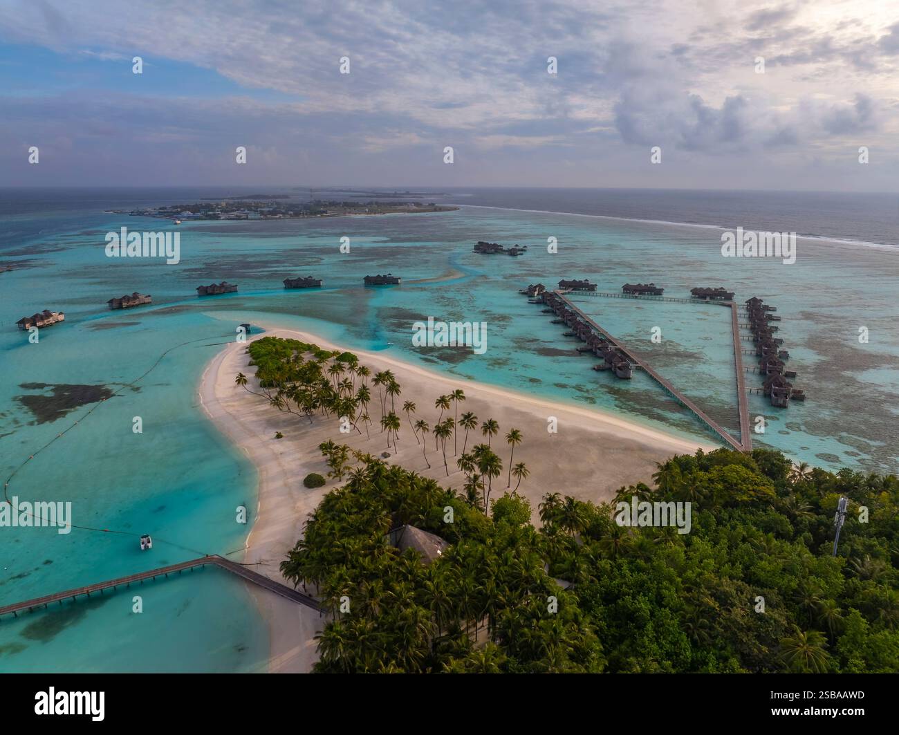 Famose ville bungalow sull'acqua nelle Isole Maldive. Acque cristalline nell'Oceano Indiano. Lagune incredibili con spiagge sabbiose. Foto Stock