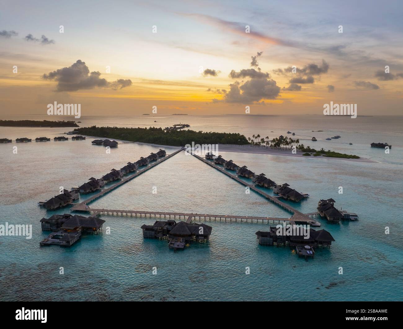 Famose ville bungalow sull'acqua nelle Isole Maldive. Acque cristalline nell'Oceano Indiano. Lagune incredibili con spiagge sabbiose. Foto Stock