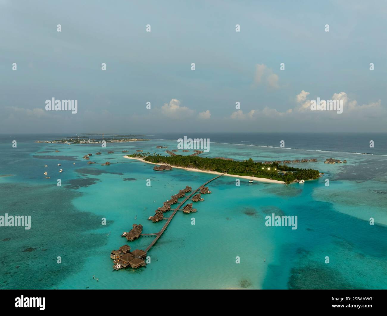 Famose ville bungalow sull'acqua nelle Isole Maldive. Acque cristalline nell'Oceano Indiano. Lagune incredibili con spiagge sabbiose. Foto Stock