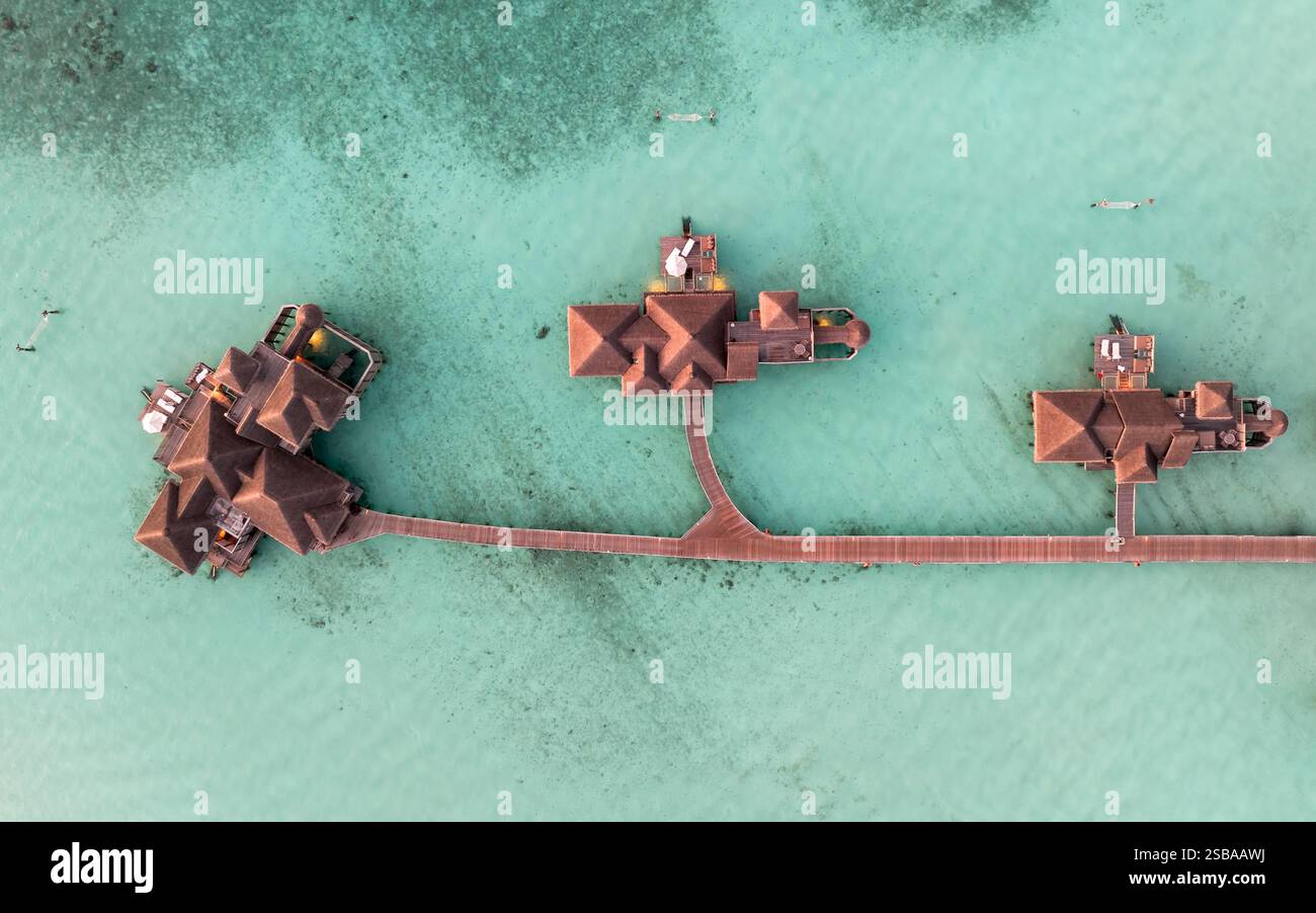 Famose ville bungalow sull'acqua nelle Isole Maldive. Acque cristalline nell'Oceano Indiano. Lagune incredibili con spiagge sabbiose. Foto Stock