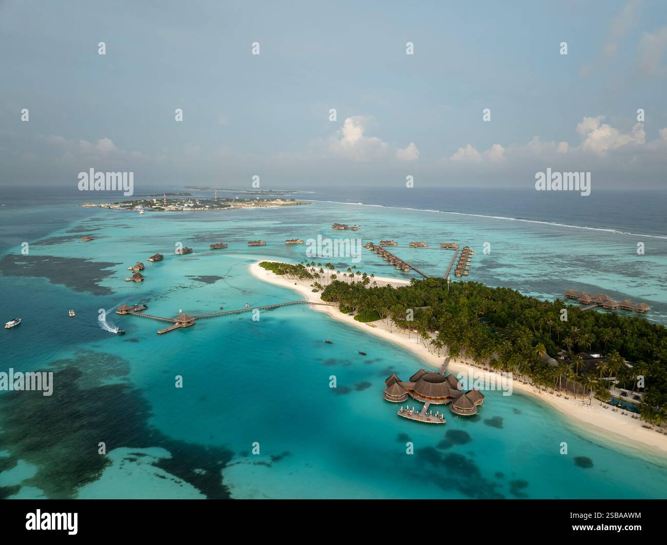Famose ville bungalow sull'acqua nelle Isole Maldive. Acque cristalline nell'Oceano Indiano. Lagune incredibili con spiagge sabbiose. Foto Stock