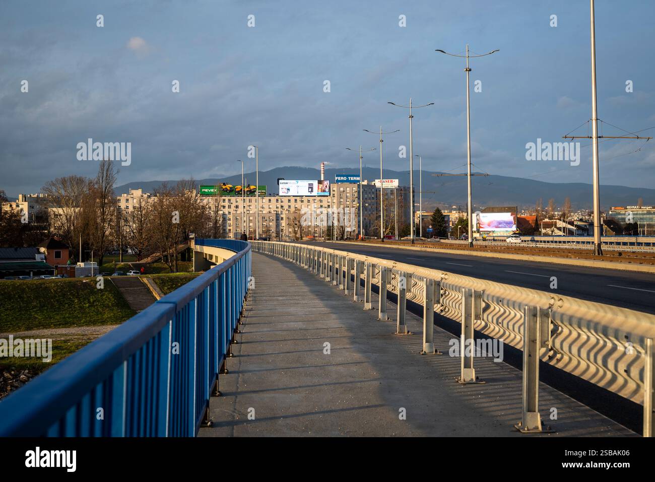 Ponte Adriatico, una strada a sei corsie e un ponte di tram sul fiume Sava, Zagabria, Croazia Foto Stock