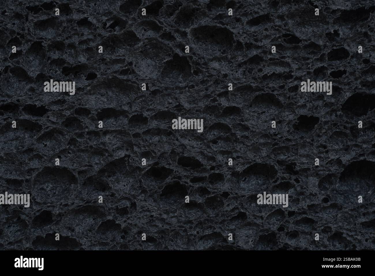 elemento di design in schiuma porosa nera con fondo in spugna astratta Foto Stock